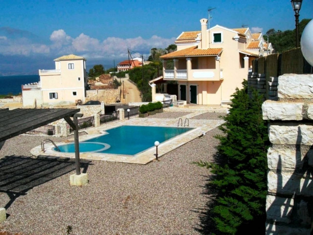 Πισίνες με 132 ευρώ μηνιαίο εισόδημα!