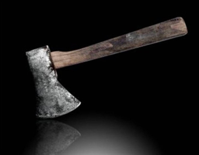 Επιχειρηματίας «μπούκαρε» με τσεκούρι σε εφορία