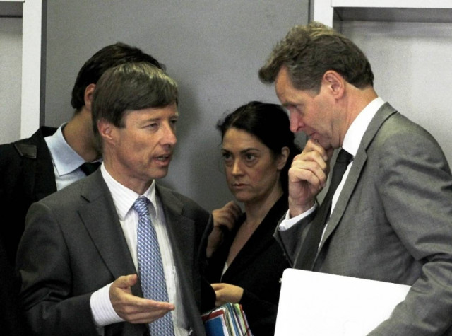 Η τρόικα ζήτησε συνάντηση με τους πολιτικούς αρχηγούς