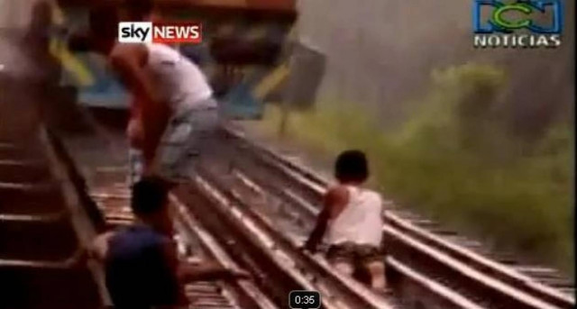 Έφηβοι παίζουν επικίνδυνα με τα τρένα στην Κολομβία