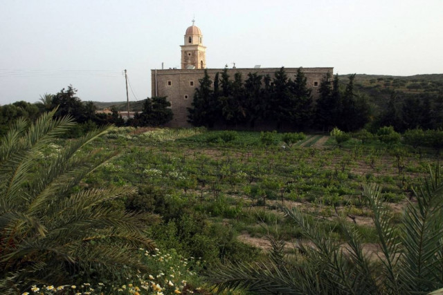 Τα «δωράκια» ηγούμενου σε νεαρές μοναχές