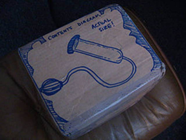 Ζητά αποζημίωση για «χαλασμένο» μεγεθυντή πέους!