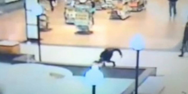 Έπεσε σε σιντριβάνι από αφηρημάδα!