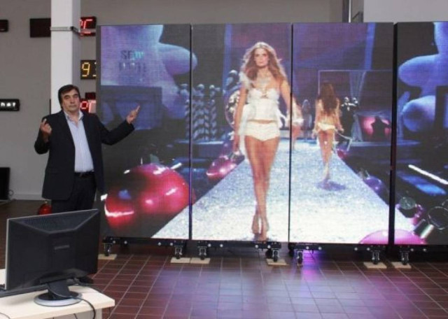 Η πρώτη ηλιακή οθόνη LED