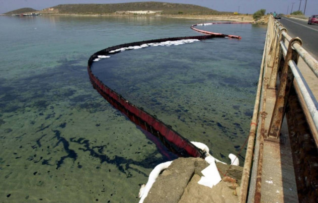 Πετρελαϊκή ρύπανση στα Αντίκυρα