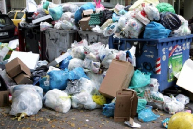 Έδεσσα: Έληξαν οι συμβάσεις… τους έπνιξαν τα σκουπίδια