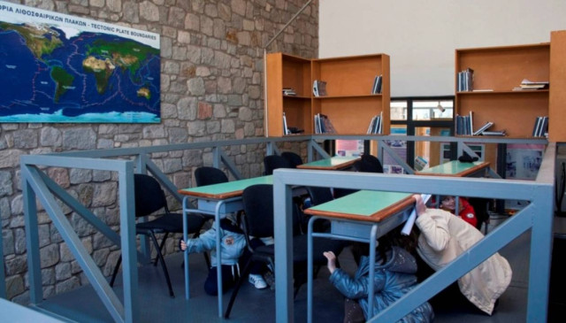 Προσομοίωση σεισμού σε "σχολική τάξη"!