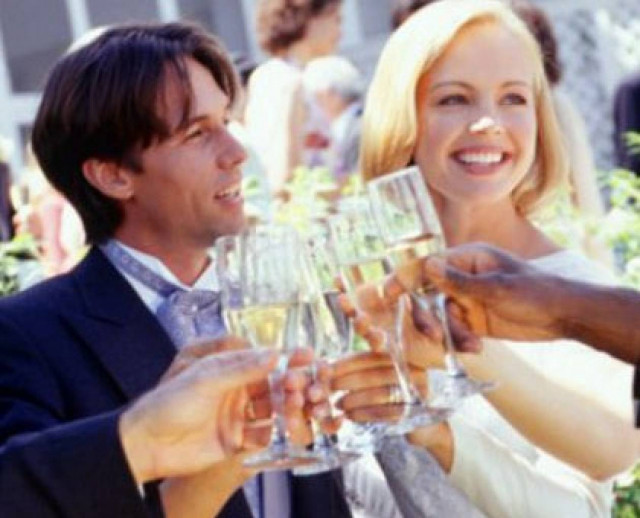 Αφήστε τους μελλόνυμφους να κάνουν σωστά τη δουλειά τους