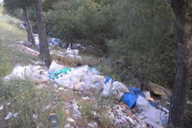 Γεμάτος σκουπίδια ο Υμηττός