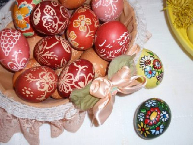 Βάψε αυγά χωρίς να τα σπάσεις