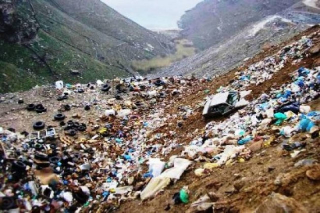 Τα σκουπίδια της Άνδρου έφθασαν έως τα Δωδεκάνησα