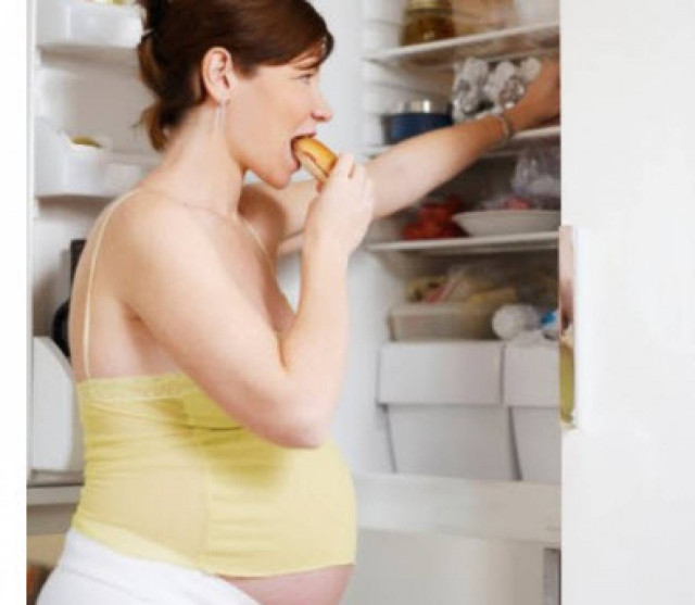 Ποιες μέλλουσες μαμάδες τρώνε περισσότερο;