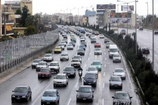 Πετούσε πέτρες σε αυτοκίνητα