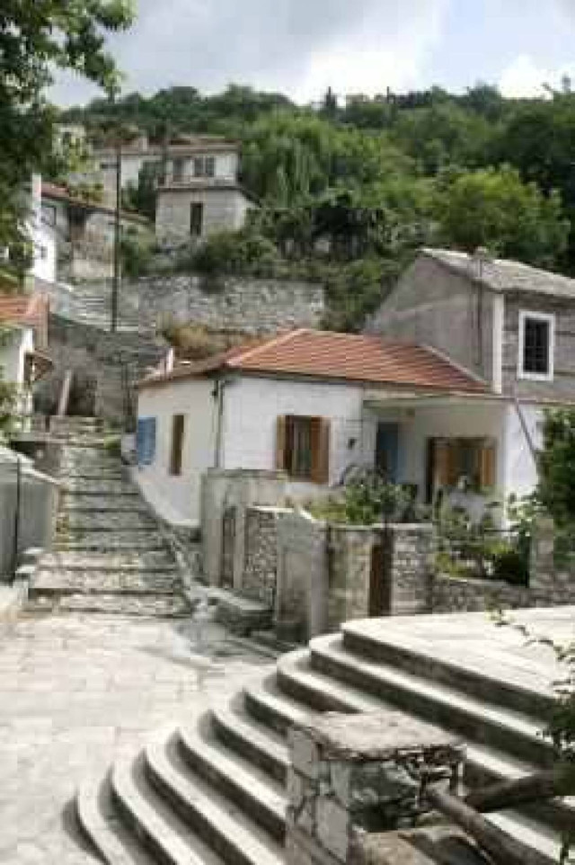 H αστυνομία "χτενίζει" τη Μαγνησία για το συζυγοκτόνο