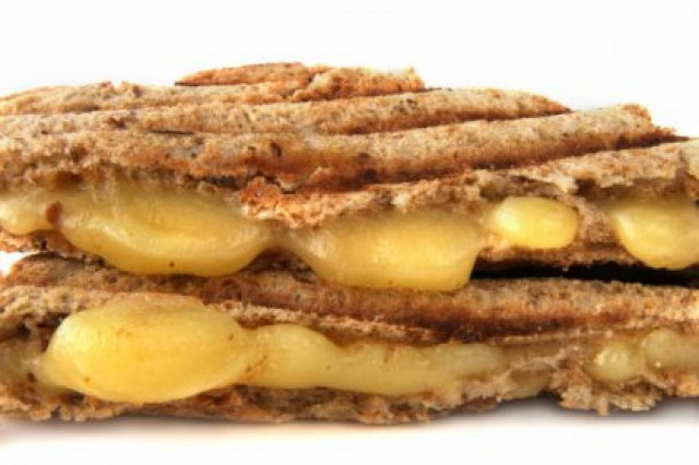 Σάντουιτς με καραμελωμένα μήλα και τυρί τσένταρ