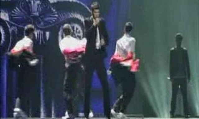 Με κοστούμι θα εμφανιστεί ο Λούκας στον αυριανό ημιτελικό της Eurovision!