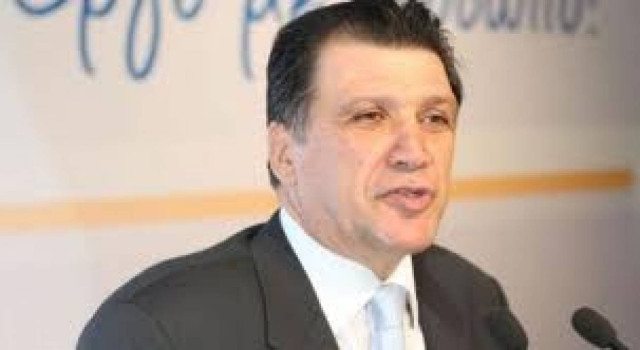 Έξω απ' τον χορό, πολλές δηλώσεις κάνεις...