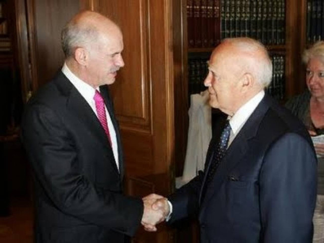 Έξαλλος ο Κάρολος με τα καμώματα του Γιώργου