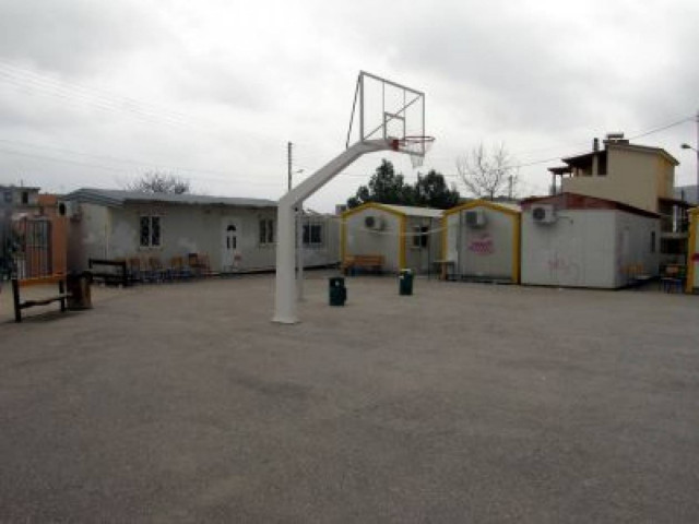 Μαθητές Δημοτικού κάνουν μάθημα σε κοντέινερ