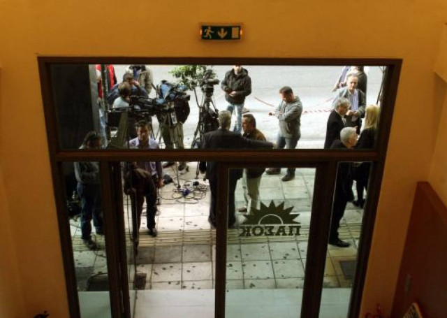 Αντιεξουσιαστές κατέλαβαν τα γραφεία του ΠΑΣΟΚ στη Πάτρα