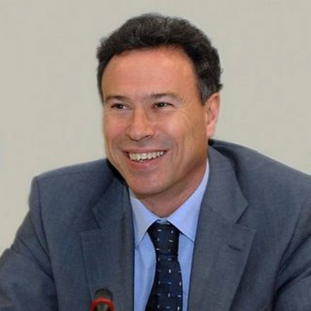 Στου κουφού την πόρτα όσο θέλεις βρόντα