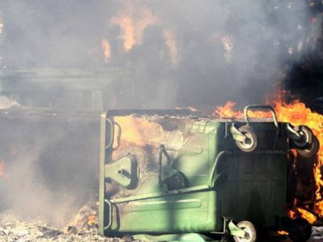 Ένταση στα Εξάρχεια με δυο τραυματίες από επίθεση με μολότοφ στο αστυνομικό τμήμα της περιοχης