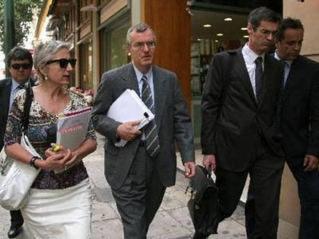 Το μαχαίρι στο λαιμό μας βάζει η τρόικα:΄H ξεπουλάτε δημόσια περιουσία ή δεν πληρώνουμε μισθούς και συντάξεις!