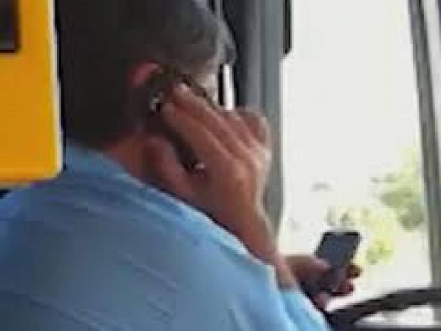 Μιλά στο κινητό, γράφει SMS και οδηγεί!