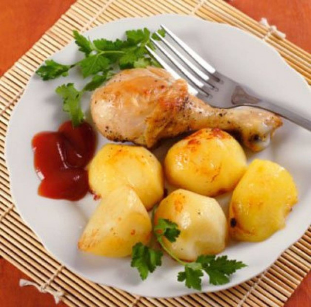 Μπουτάκια κοτόπουλου με πατατούλες