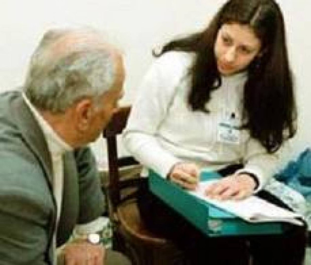 Με τις καραμπίνες υποδέχονται τους απογραφείς οι ηλικιωμένοι