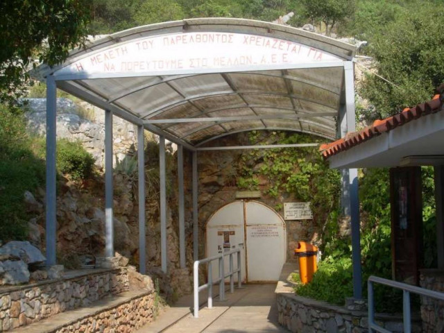 Δημόσιο Μουσείο  στο Σπήλαιο Πετραλώνων
