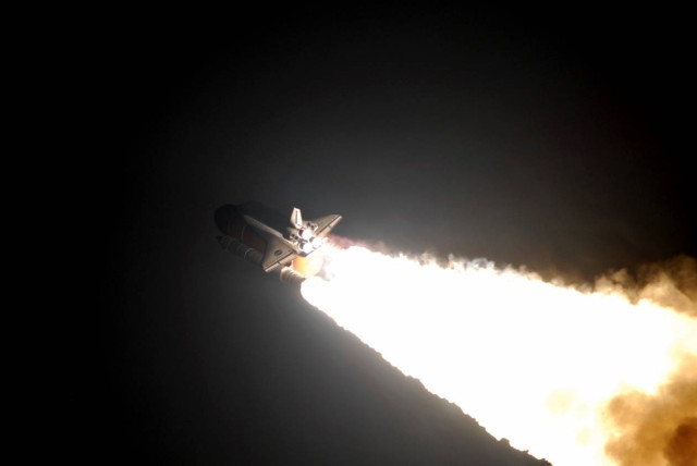 Επιστρέφει στη Γη το Endeavour