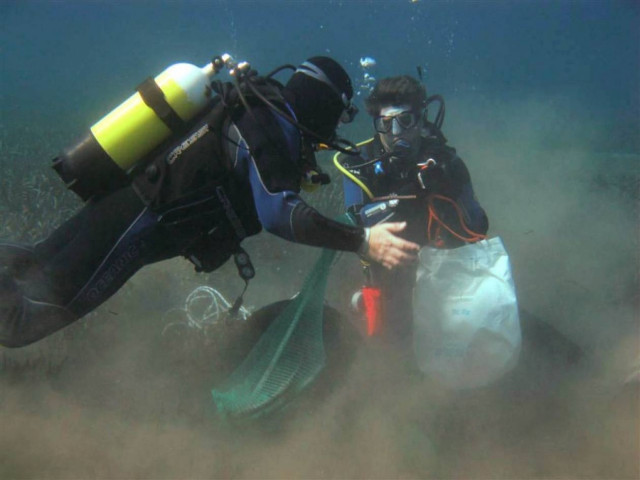 Καθαρίζουμε τους βυθούς μας