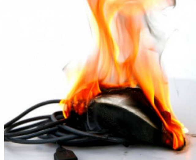 Eπιβλαβής η καύση καλωδίων από τους Ρομά στην Αττική