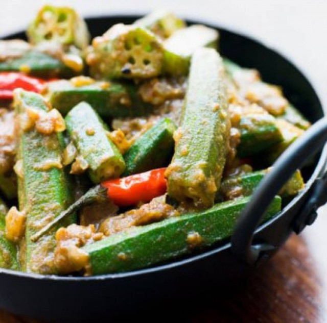 Μπάμιες γιαχνί στο φούρνο