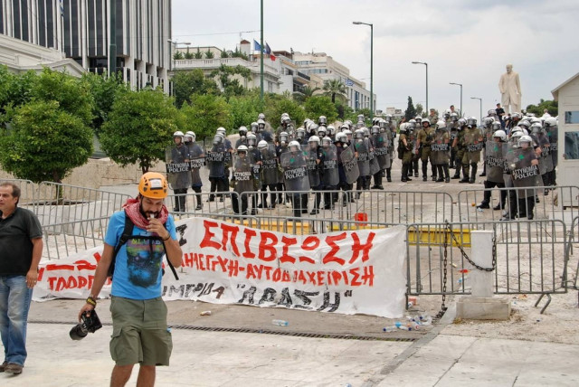 Τα επεισόδια στο Σύνταγμα σε εικόνες
