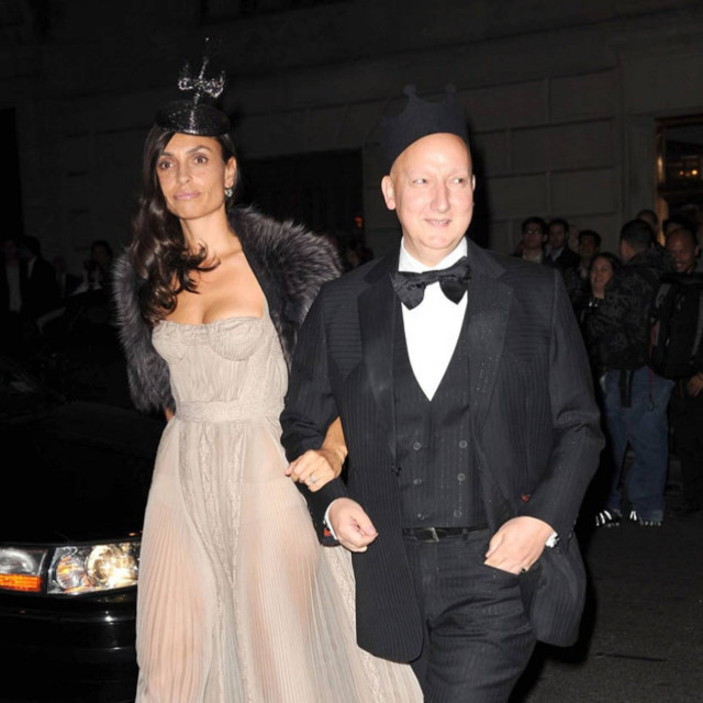 O Stephen Jones σάς μαθαίνει πως να φοράτε το καπέλο σας