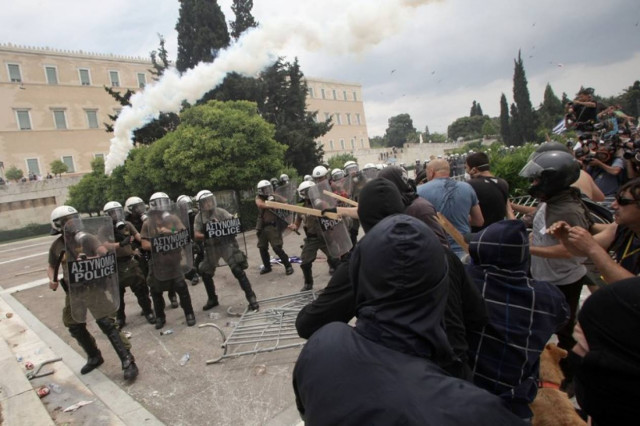 Ο χτυπημένος στα βίαια επεισόδια συντάκτης Μ. Κυπραίος περιγράφει τι είδε στο Σύνταγμα