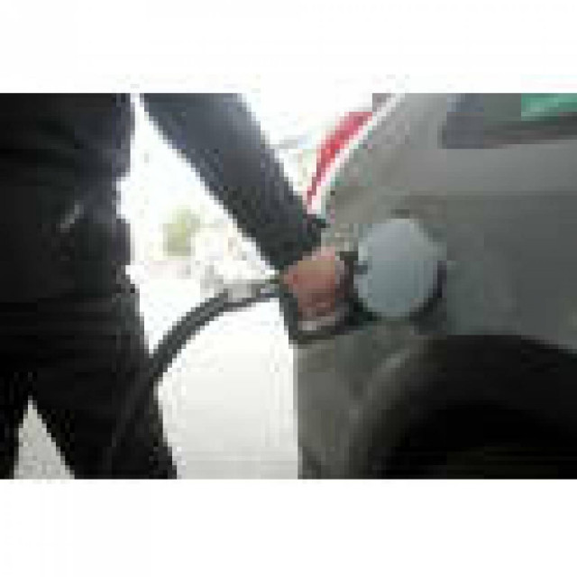 Έκλεβε βενζίνη από τα ρεζερβουάρ των αυτοκινήτων !