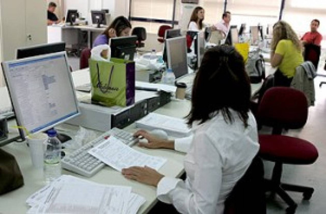 Περικοπές και απολύσεις στο Δημόσιο προ των πυλών