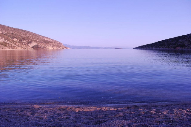 Ξεπουλάνε τις παραλίες και τον αιγιαλό της χώρας!