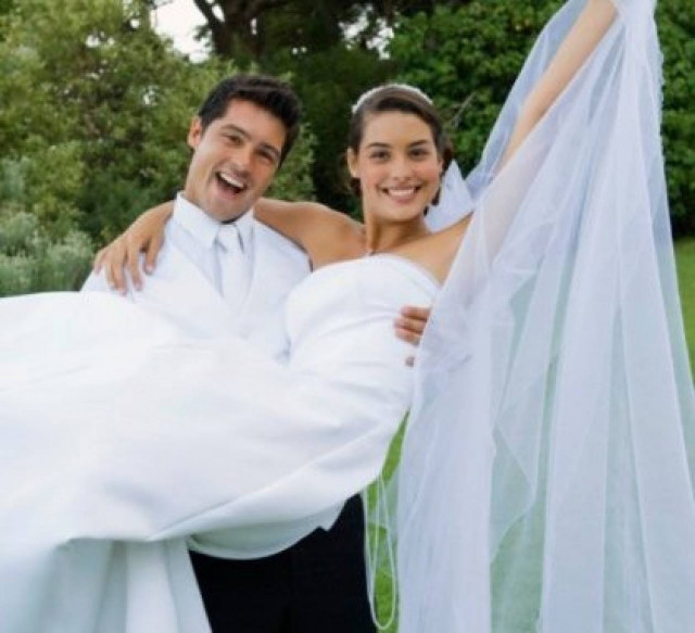 Μπαλωμένο νυφικό;