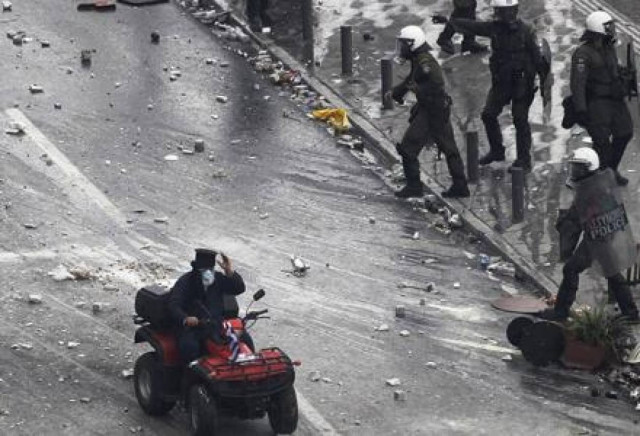 Ο παπάς-καμικάζι που "τρέλανε" το Σύνταγμα!