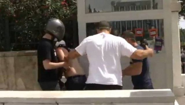 Έρευνα για το βίντεο των "κουκουλοφόρων"