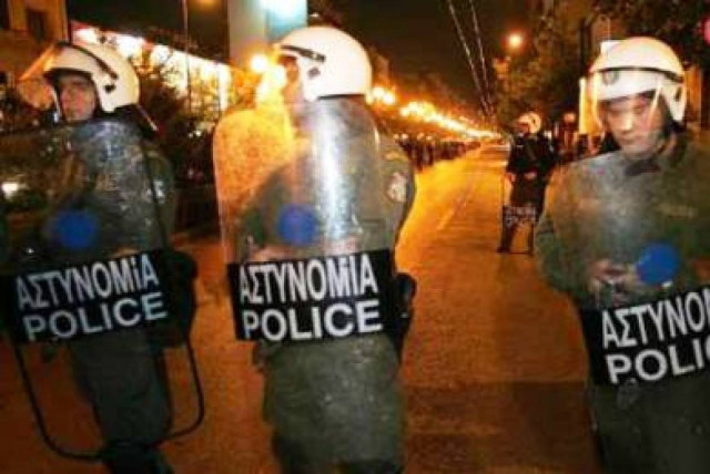 Επίθεση με μολότοφ σε διμοιρία των ΜΑΤ στα Εξάρχεια