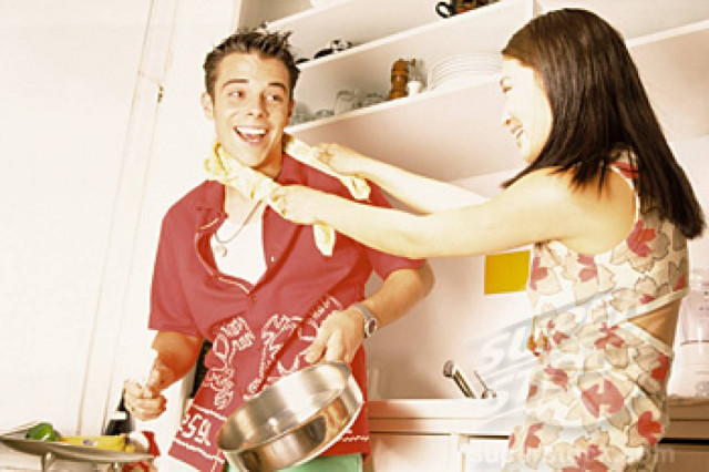 Οι δουλειές του σπιτιού... ενώνουν το ζευγάρι