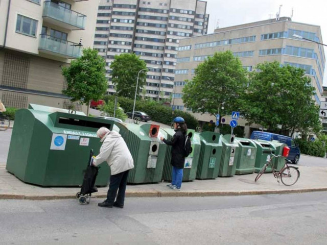 Ζεσταίνουν τα σπίτια τους καίγοντας τα σκουπίδια τους