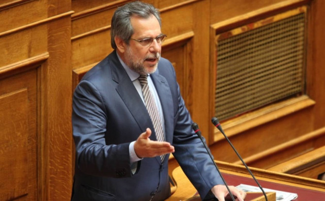 Χρ. Παπουτσής: Μακριά τα χέρια από την οικογένειά μου