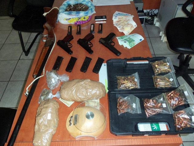 Έκρυβε ναρκωτικά και ...οπλοστάσιο στο σπίτι του