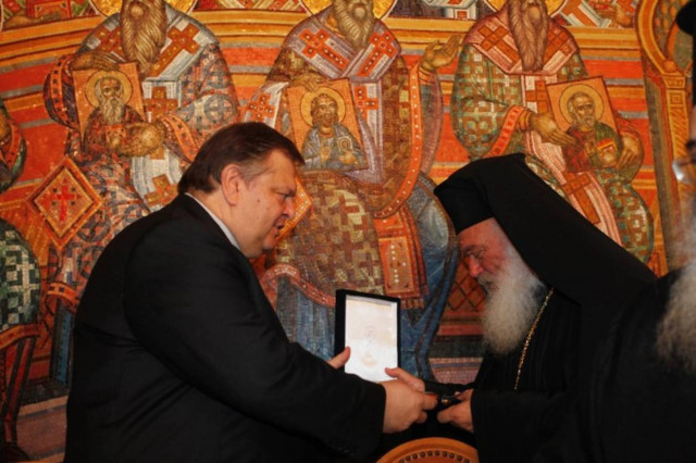 Ζητάει βοήθεια από την Εκκλησία ο Βενιζέλος